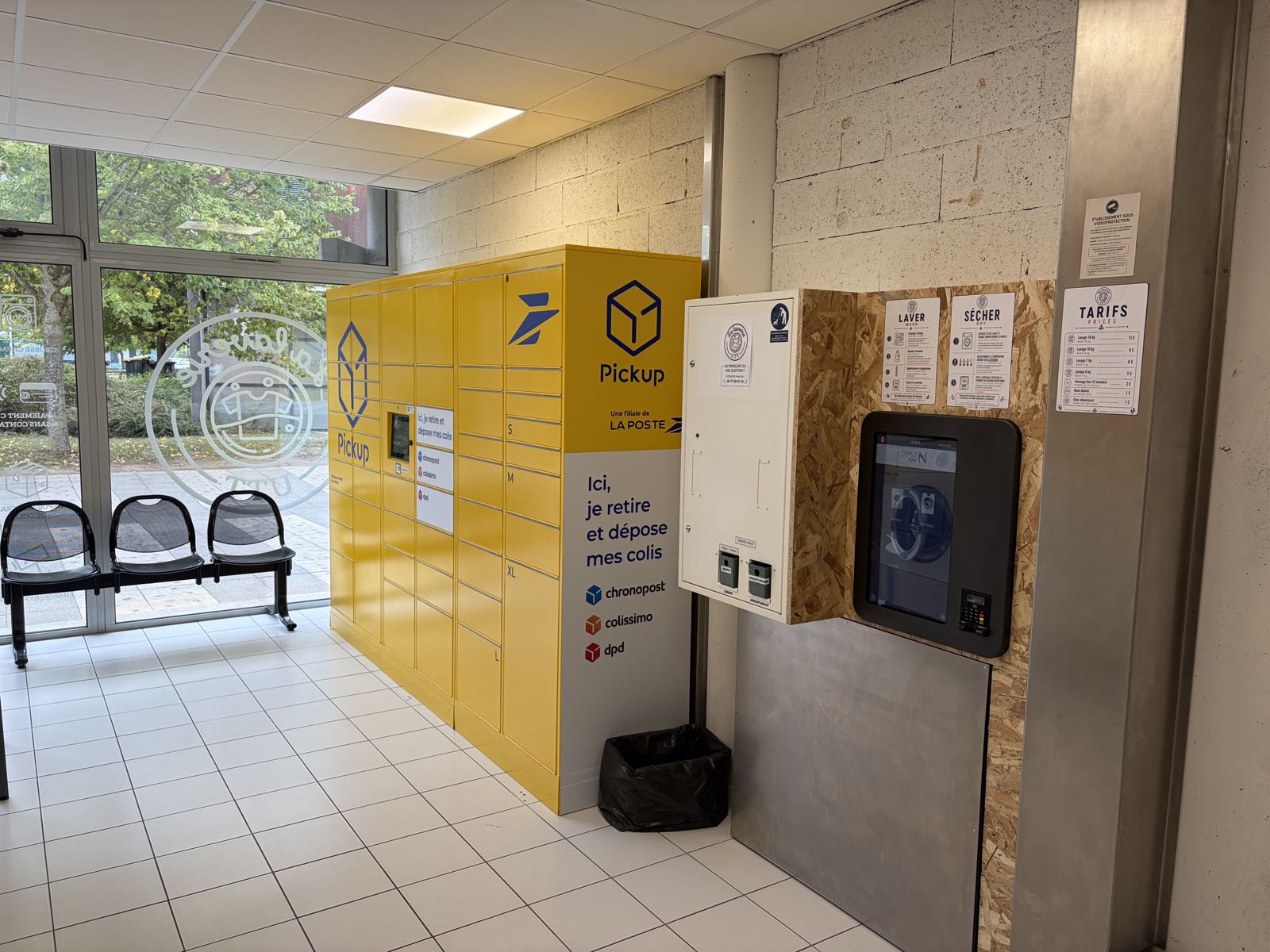 Consigne automatique Pickup jaune dans l’espace intérieur de la laverie