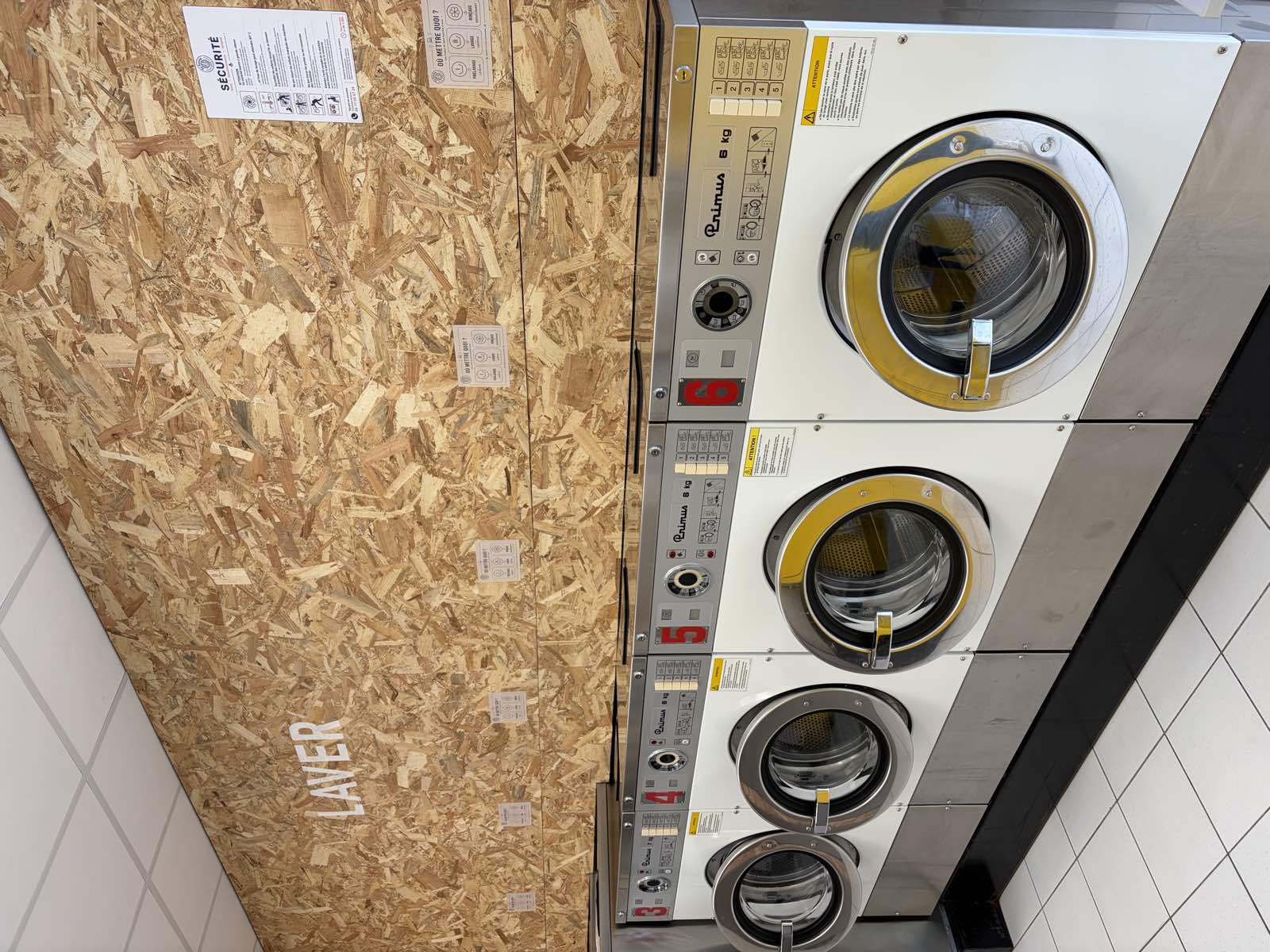Machines à laver Primus à hublot sous le mur LAVER